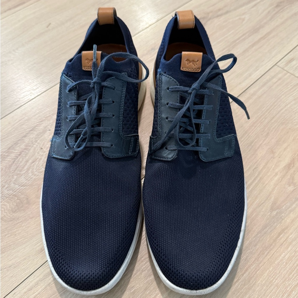 Like new! men’s Swift Knit- Wolf & Shepherd Sneakers